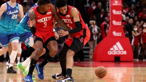 Kevin Porter Jr. (#3) y Christian Wood (#35) en partido con los Houston Rockets.