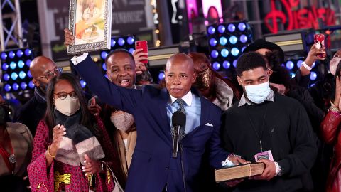 Eric Adams, jurando al cargo como alcalde de la ciudad de Nueva York.