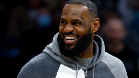LeBron James sigue lesionado tras sufrir una inflamación en la rodilla.