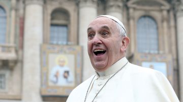 VIDEO: Papa Francisco rompe protocolo y visita tienda de discos en Roma; sale con disco de regalo