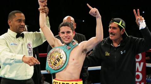 El pugilista mexicano Carlos "El príncipe" Cuadras (c) ya sabe lo que es ser campeón supermosca del CMB, esta foto es de 2015.