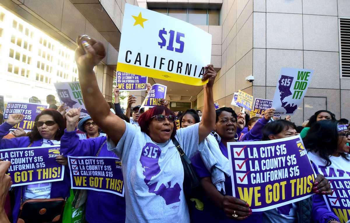 Salario mínimo en el estado de California, 15 dólares.