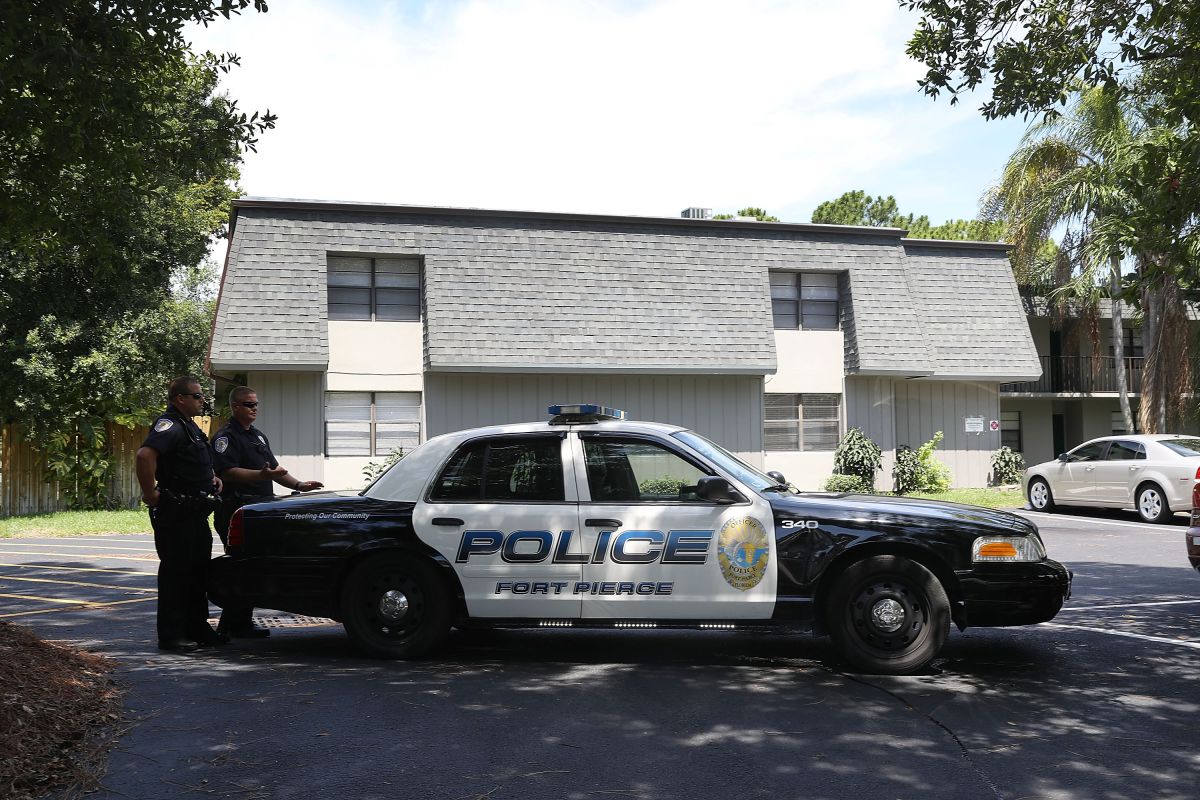 Los dos policías fueron encontrados sin vida en una casa de alquiler en el área de Butler Beach.