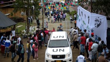 Atacan a comitiva de la ONU en Colombia; agresores queman dos vehículos donde viajaban