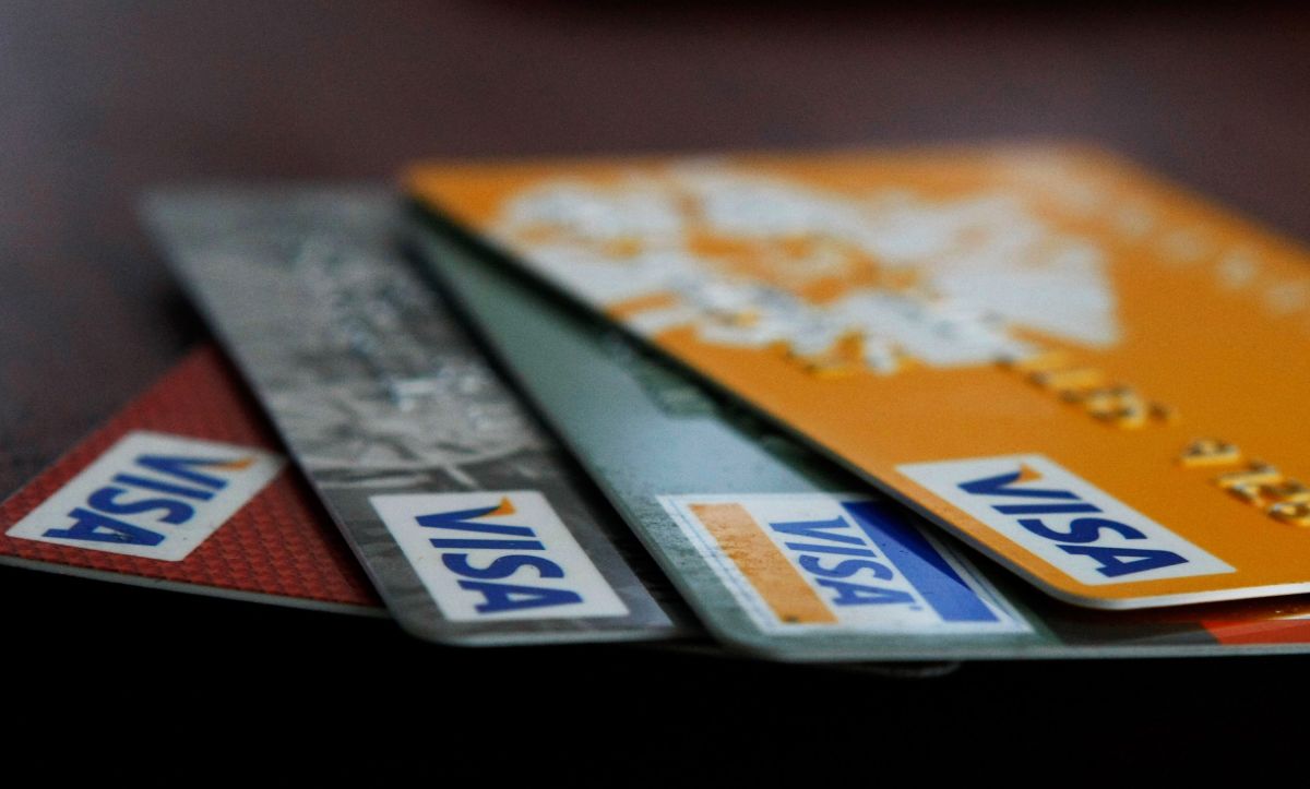 Los cheques de estímulo y el aumento de los pagos por desempleo ayudaron a reducir los saldos de las tarjetas de crédito.