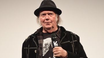 Conservadores celebran que Spotify escogiera a Joe Rogan sobre la música de Neil Young