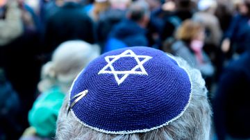 Panfletos antisemitas acusan a judios de "agenda covid"