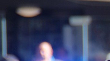 Hombre bajo custodia policial es asesinado a tiros en la sala de emergencias después de agarrar el arma de un oficial