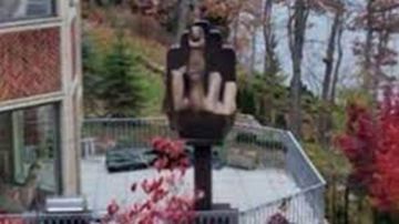 Hombre de Michigan erige estatua de 12 pies para mostrarle el dedo de en medio a su ex esposa desde casa vecina