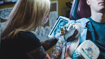 Hombre queda irreconocible después de cubrir el 95 por ciento de su cuerpo con tatuajes extremos