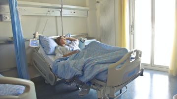 Hospitales llenos en 24 estados de EE.UU. a medida que Ómicron se propaga