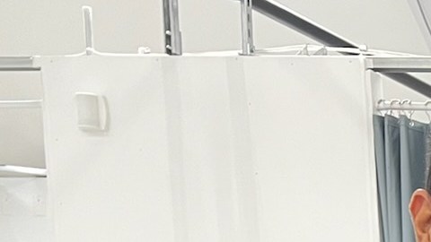 Asambleísta Miguel Santiago junto a su familia mostrando sus tarjetas de vacunación. (Suministrada/Miguel Santiago)