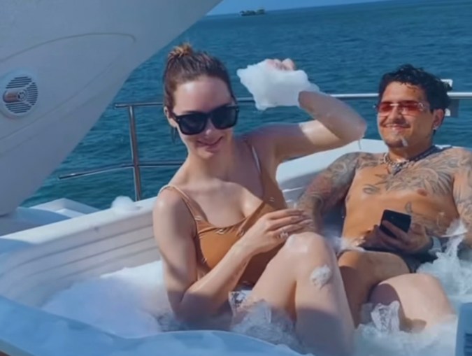 Belinda y Christian Nodal en el jacuzzi