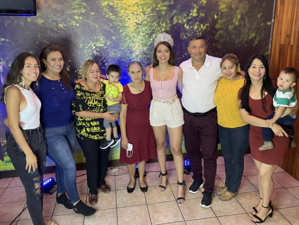 Sirey Morán junto a su familia en Honduras