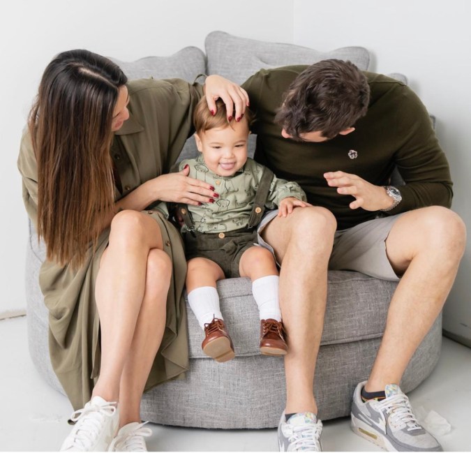 Pamela Silva junto a su hijo Ford y el padre del niño