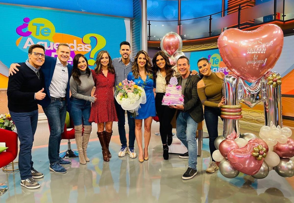 Maity Interiano junto a sus compañeros de 'Despierta América'.