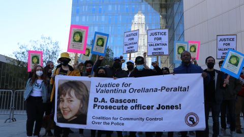 Activistas protestan frente al edificio del LAPD, en Los Ángeles.
