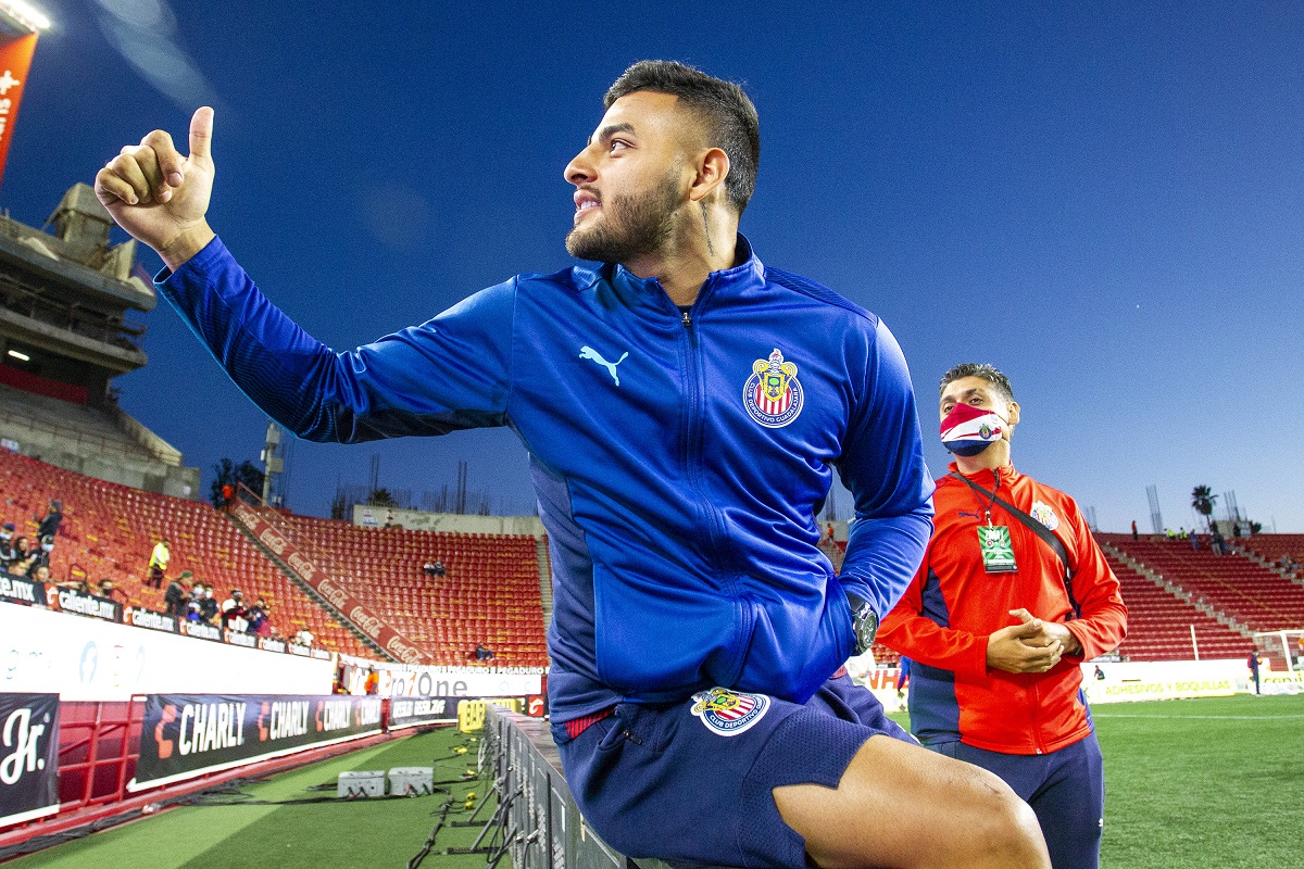 Michel Leaño seeks to convince Alexis Vega to stay in Chivas