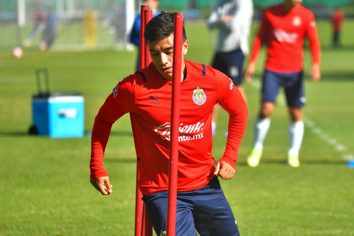 Fernando Beltrán, durante el entrenamiento de las Chivas Rayadas del Guadalajara previo al partido de repechaje del torneo Grita México Apertura 2021 de la Liga BBVA MX, celebrado en Verde Valle.