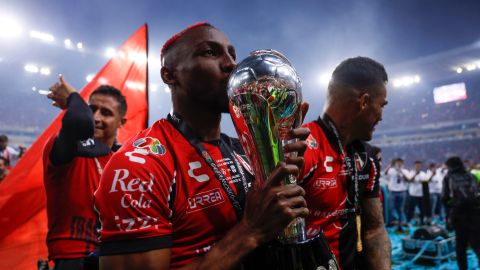 Julián Quiñones en festejo con el trofeo de campeón con Atlas.