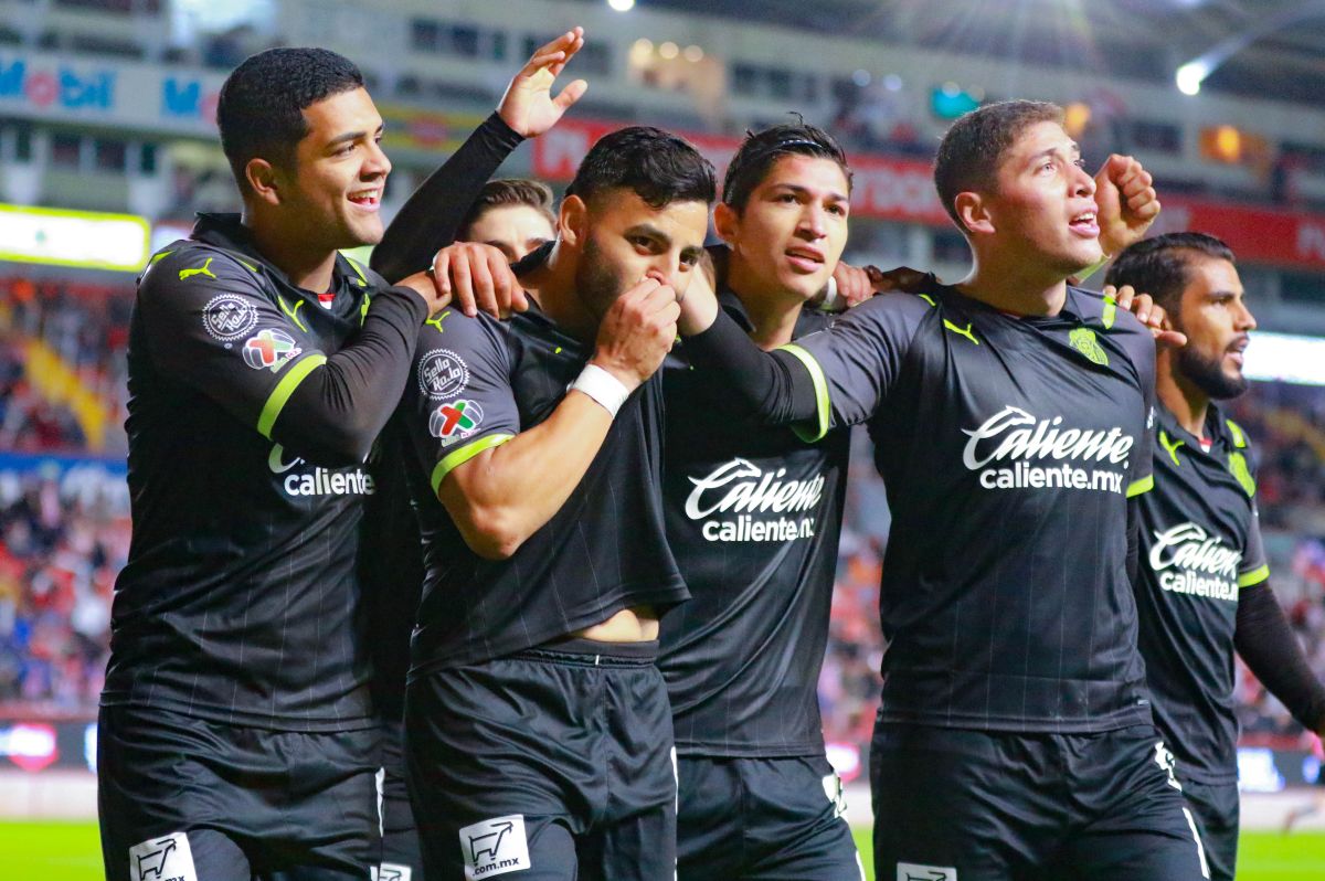 Chivas tuvo una buena pretemporada, pero ahora deberá cubrir las bajas.