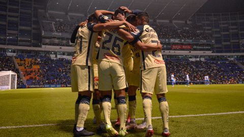 Jugadores del Club América celebran el gol de Salvador "Chava" Reyes, el tercer más rápido en la historia del fútbol mexicano de primera división.