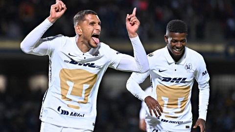 Higor Meritao festeja uno de los goles de Pumas en la primera fecha del Clausura 2022 de la Liga MX.