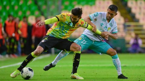 León, Guanajuato, 19 de enero de 2022. Gaddi Aguirre y Elias Hernandez durante el partido de la jornada 1 del torneo Grita México Clausura 2022 de la Liga BBVA MX, entre los Esmeraldas del León y los Rojinegros de Atlas, celebrado en el Estadio León.