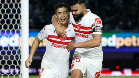 Mazatlán, Sinaloa, 21 de enero de 2022. Leonardo Fernández y Pedro Alexis Canelo en festejo de gol , durante el partido de la jornada 3 del torneo Grita México Clausura 2022 de la Liga BBVA MX, entre Mazatlán FC y los Diablos Rojos de Toluca, celebrado en el estadio El Kraken.