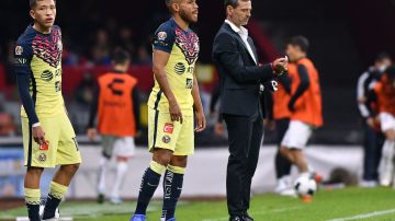 Gilberto Adame (d), auxiliar del entrenador del Club América, Santiago Solari, le da instrucciones a Jonathan Dos Santos (i) antes que centrocampista ingrese al campo.