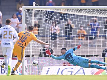 El capitán y figura de Tigres, André-Pierre Gignac marca de penalti en partido ante Pumas por el Clausura 2022 de la Liga MX