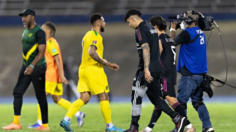 Jorge Sánchez en lamento al resultar lesionado en el Jamaica vs México.