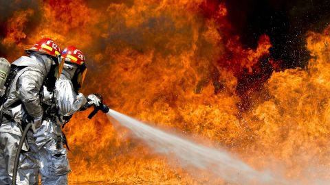 Incendio en edificio de departamentos en Austin deja cuatro personas heridas y 30 más desplazadas