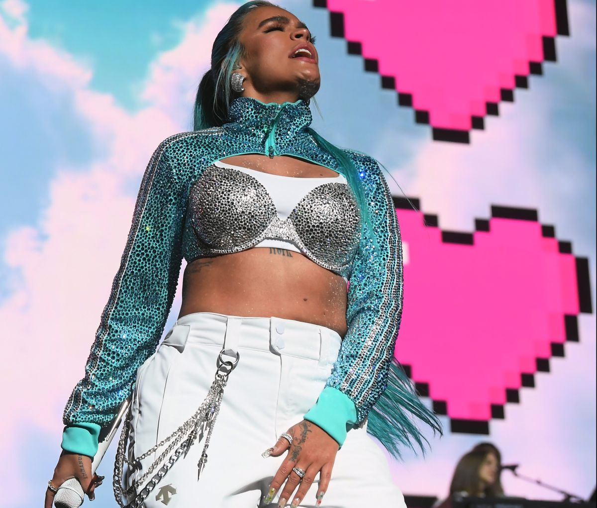 Karol G sube la temperatura en las redes sociales.
