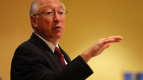 El embajador en México, Ken Salazar, ofreció su pésame a las familias de los periodistas.