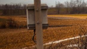 Ladrones dejan vías del tren de Los Ángeles cubiertas de miles de cajas vacías de contenedores saqueados