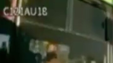 Hombre pierde el control y dispara contra un autobús de pasajeros.