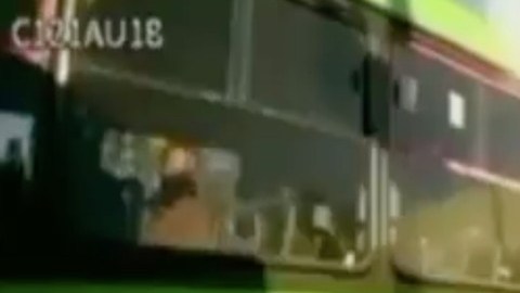 Hombre pierde el control y dispara contra un autobús de pasajeros.