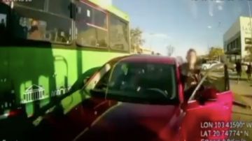 Hombre pierde el control y dispara contra un autobús de pasajeros.