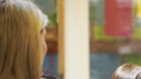 Madre de California afirma que los maestros manipularon a su hija para cambiar su identidad de género