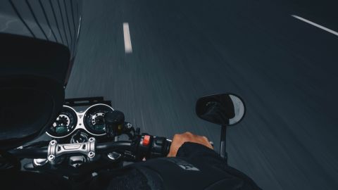 VIDEO: Motociclista que huía de LAPD muere en choque frontal transmitido en vivo por televisión