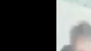 Adolescentes se abrazan al ver a su asesino