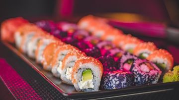 Mujer devoró 32 rollos de sushi en un buffet libre de California y terminó en urgencias