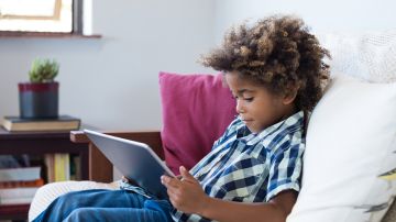 Muchos niños se han refugiado en los electrónicos durante la pandemia, haciendo que pierdan el contacto social. (Shutterstock)