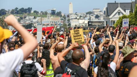 En el 2017 cientos de manifestantes gritaron no al fascismo en Alamo Square, San Francsico.