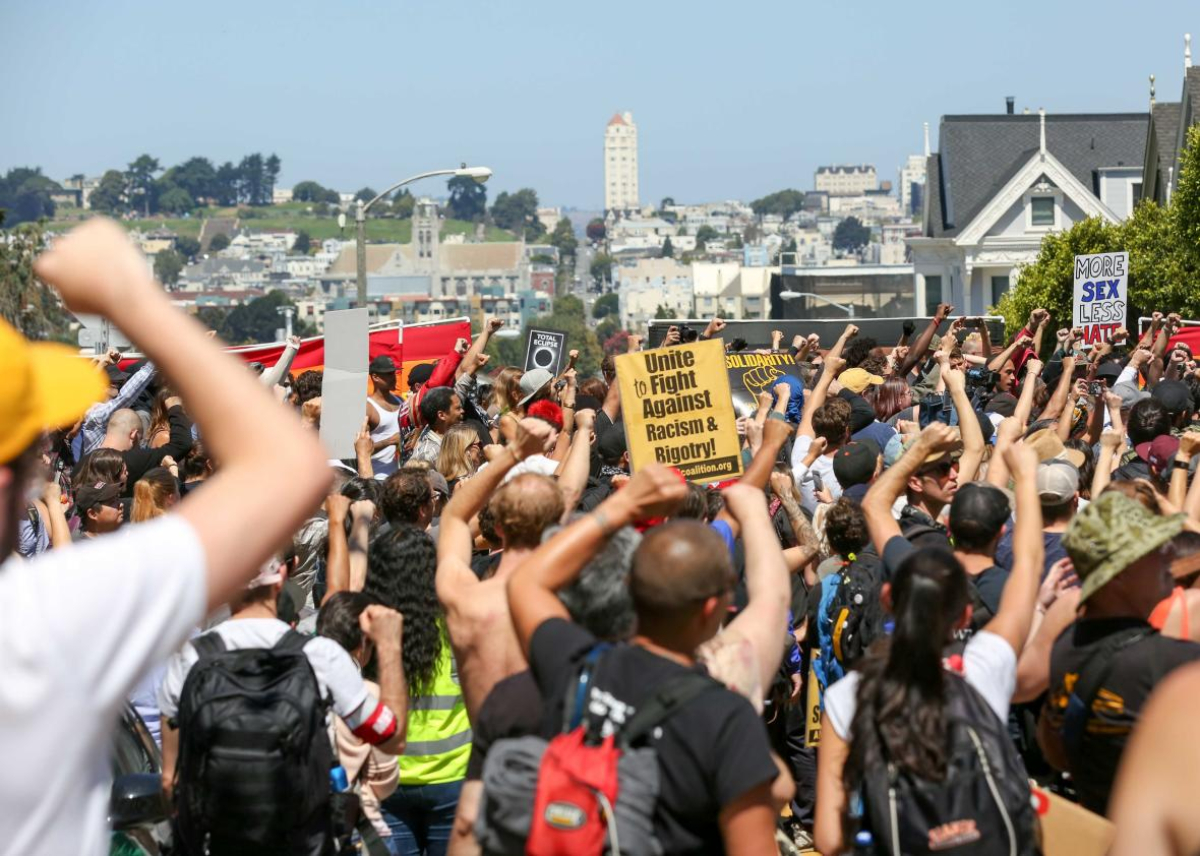 En el 2017 cientos de manifestantes gritaron no al fascismo en Alamo Square, SF
