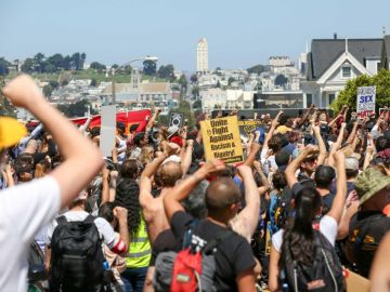 En el 2017 cientos de manifestantes gritaron no al fascismo en Alamo Square, San Francsico.