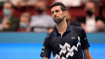 Novak Djokovic aguarda en Australia con la esperanza de poder disputar el Abierto de tenis de esa nación.