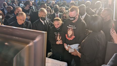 Los padres le dan el último adiós a su hija Valentina. (Jacqueline García/La Opinión)