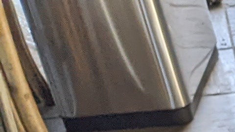 Abril muestra los cigarrillos electrónicos que le encontró a su hija de 14 años. (Jacqueline García/La Opinión)